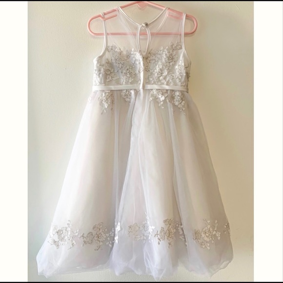 Girl’s formal white dress size 5 - Picture 2 of 11